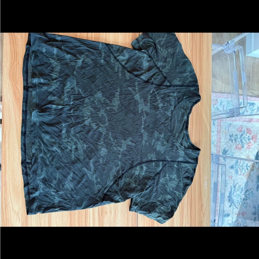 Lululemon  WOMENS CAMO  SHORT SLEEVE ATLETIC SHIRT SIZE 8